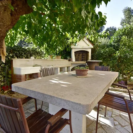 Relaxing Retreat With Terrace Appartamento Bašanija